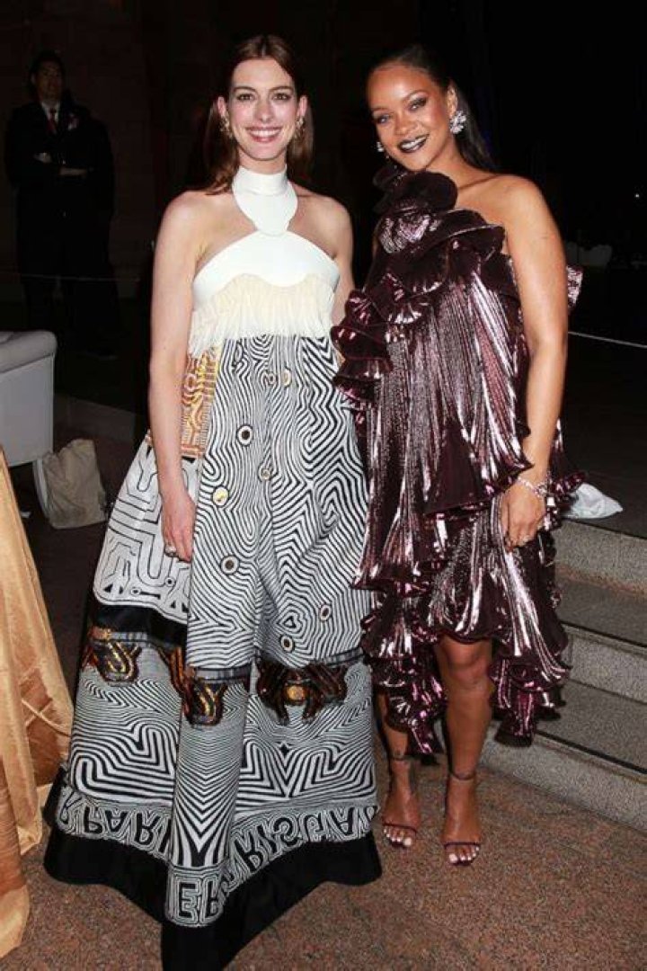 anne hathaway rihanna