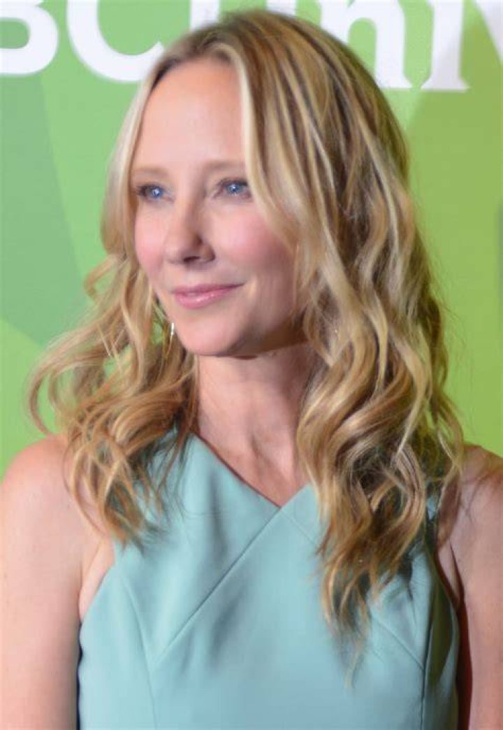 WOMEN IN FILM'S LUCY AWARDS Anne Heche received a 'Lucy' for direction (HBO's If These Walls Could Talk I & II) at Women in Film's 7th Annual Lucy Awards for Innovation in Television at the Beverly Hilton in Beverly Hills, Ca. 9/8/00. Photo By Kevin Winter/Getty Images.