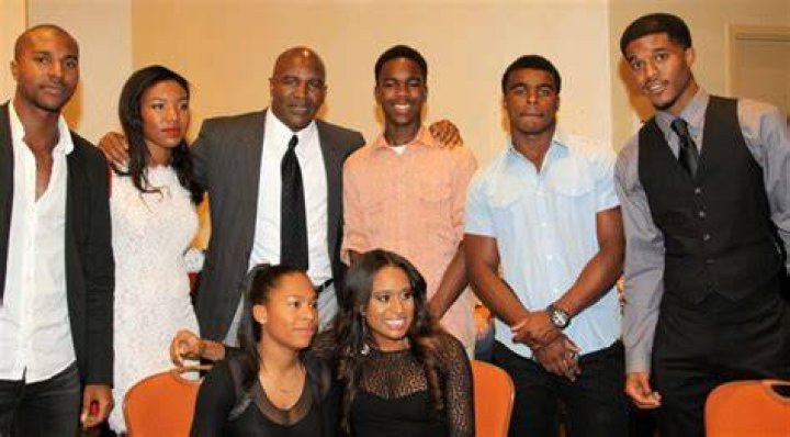 Evander and family (Source: His Twitter)