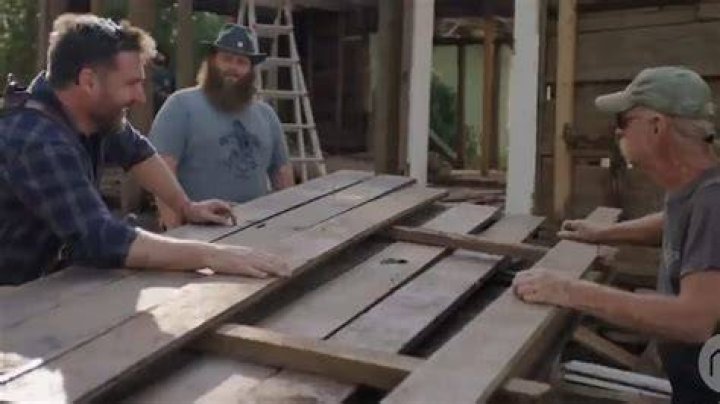 How old is Johnny Jett on barn builders?