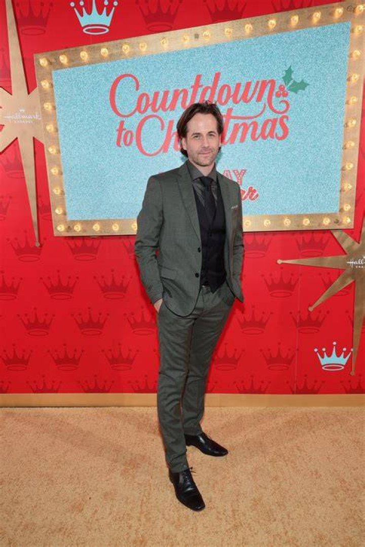 Niall Matter Height - CelebsHeight.org