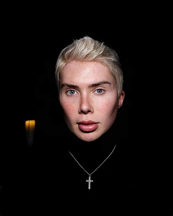 Oli Davis - Age, Family, Bio