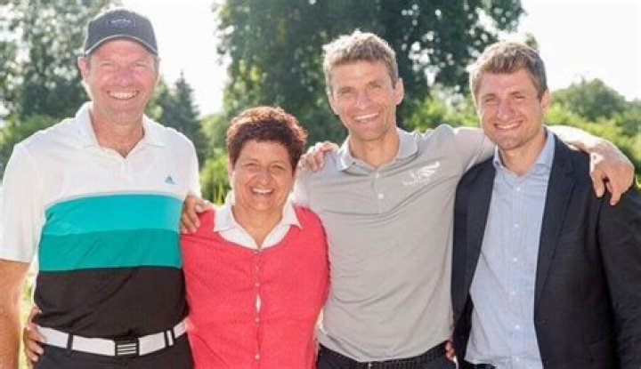 Thomas Müller Siblings: Simon Müller