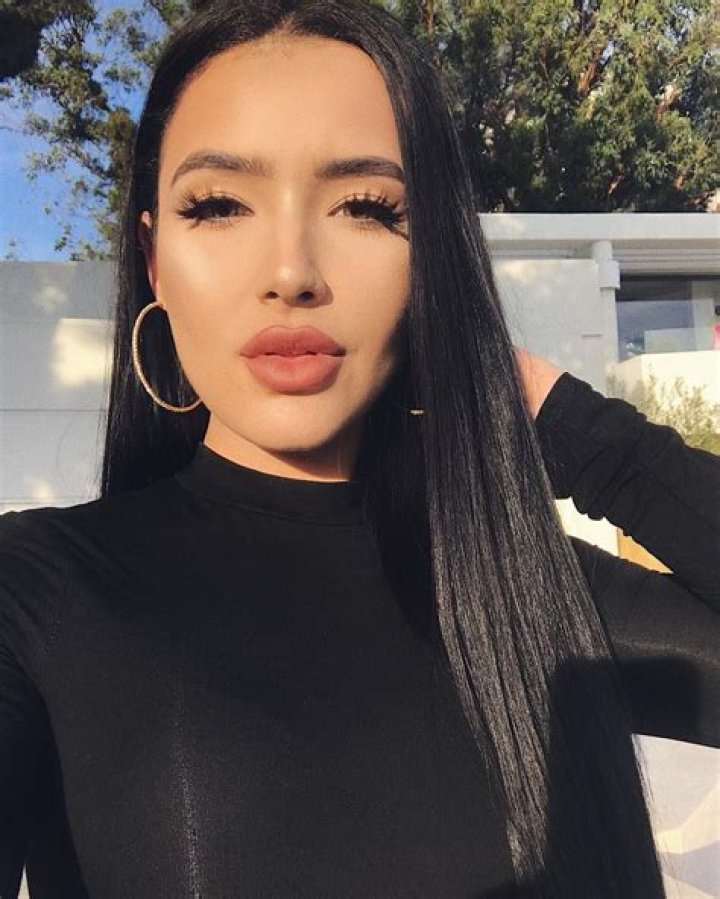 What did Amanda Ensing do which made her center of attention in Twitter? Know about her age, boyfriend, social media, biography